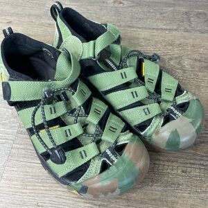 Keen  Kids Green Camo Newport H2 Sandals Hiking Outdoor Water Size kids 4